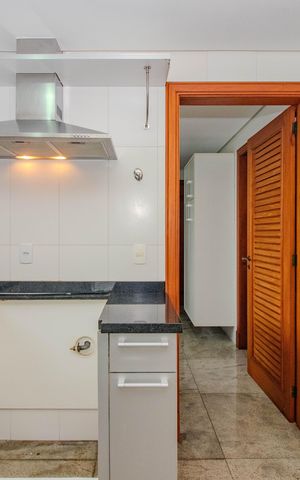 Apartamento para alugar com 201m², 3 quartos e 3 vagas Apartamento para alugar com 201m², 3 quartos e 3 vagasCozinha e Área de Serviço