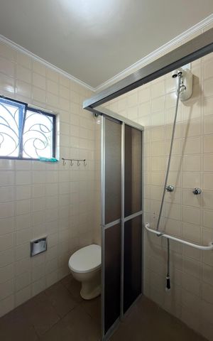 Casa de condomínio para alugar com 380m², 4 quartos e 3 vagasBanheiro de serviço