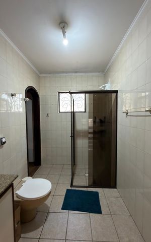 Casa de condomínio para alugar com 380m², 4 quartos e 3 vagasBanheiro Social