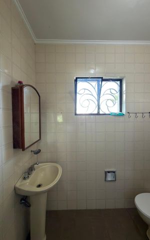Casa de condomínio para alugar com 380m², 4 quartos e 3 vagasBanheiro de serviço
