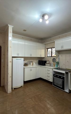 Casa de condomínio para alugar com 380m², 4 quartos e 3 vagasCozinha