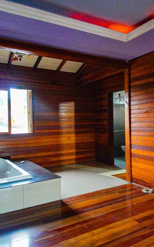 Casa à venda com 220m², 4 quartos e 4 vagas Casa à venda com 220m², 4 quartos e 4 vagassuite