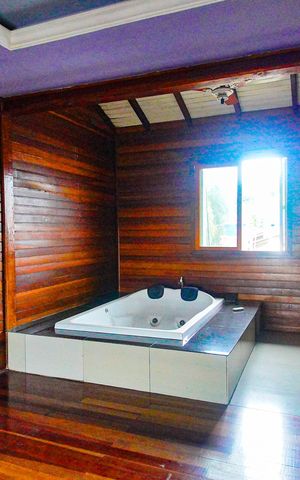 Casa à venda com 220m², 4 quartos e 4 vagas Casa à venda com 220m², 4 quartos e 4 vagassuite