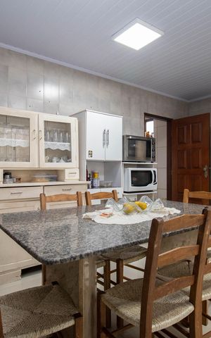 Casa à venda com 200m², 3 quartos e 4 vagas Casa à venda com 200m², 3 quartos e 4 vagasCozinha