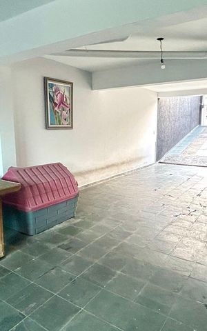 Casa à venda com 200m², 2 quartos e 5 vagas Casa à venda com 200m², 2 quartos e 5 vagasGaragem