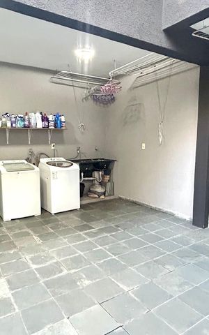 Casa à venda com 200m², 2 quartos e 5 vagas Casa à venda com 200m², 2 quartos e 5 vagasÁrea de Serviço
