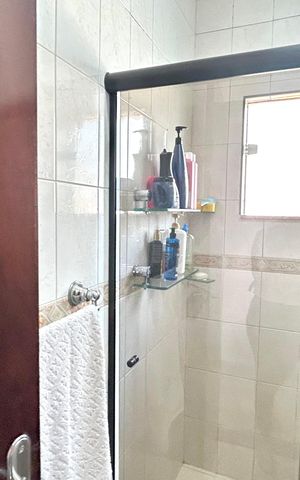 Casa à venda com 200m², 2 quartos e 5 vagas Casa à venda com 200m², 2 quartos e 5 vagasBanheiro da Suíte 2