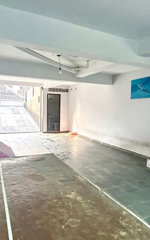 Casa à venda com 200m², 2 quartos e 5 vagas Casa à venda com 200m², 2 quartos e 5 vagasGaragem