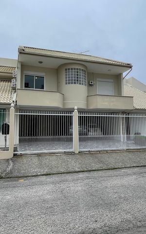 Casa para alugar com 352m², 2 quartos e 6 vagas Casa para alugar com 352m², 2 quartos e 6 vagasFachada