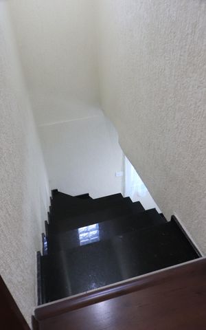 Casa à venda com 148m², 5 quartos e 1 vagaEscadas