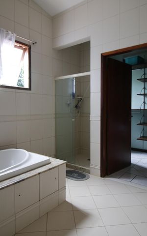 Casa de condomínio à venda com 700m², 4 quartos e 2 vagasBanheiro da suíte 4