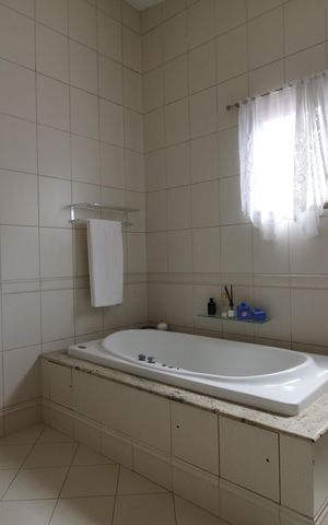 Casa de condomínio à venda com 700m², 4 quartos e 2 vagasBanheiro da suíte 4