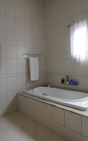 Casa de condomínio à venda com 700m², 4 quartos e 2 vagasBanheiro da suíte 4