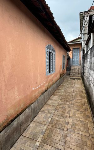 Casa à venda com 98m², 5 quartos e 3 vagas Casa à venda com 98m², 5 quartos e 3 vagasCorredor lateral