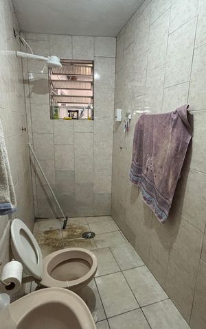 Casa à venda com 98m², 5 quartos e 3 vagas Casa à venda com 98m², 5 quartos e 3 vagasBanheiro 2