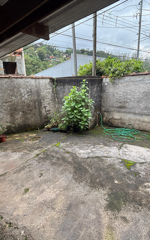 Casa à venda com 98m², 5 quartos e 3 vagas Casa à venda com 98m², 5 quartos e 3 vagasQuintal