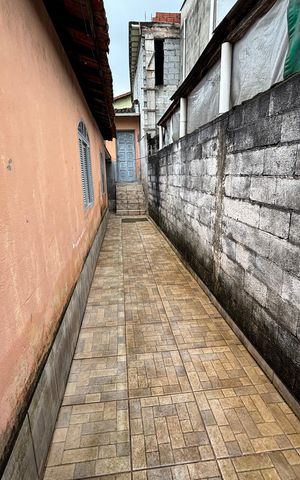 Casa à venda com 98m², 5 quartos e 3 vagas Casa à venda com 98m², 5 quartos e 3 vagasCorredor lateral