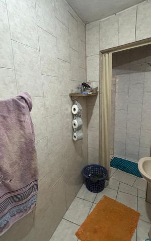 Casa à venda com 98m², 5 quartos e 3 vagas Casa à venda com 98m², 5 quartos e 3 vagasBanheiro 2