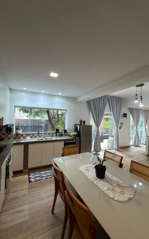 Casa à venda com 175m², 4 quartos e 2 vagas Casa à venda com 175m², 4 quartos e 2 vagasSala/Cozinha