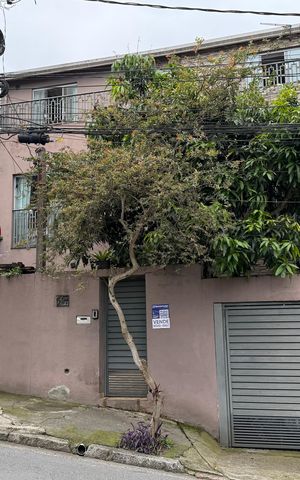 Casa à venda com 175m², 4 quartos e 2 vagas Casa à venda com 175m², 4 quartos e 2 vagasFachada