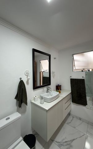 Casa à venda com 175m², 4 quartos e 2 vagas Casa à venda com 175m², 4 quartos e 2 vagasQuarto 1 - Suíte Banheiro