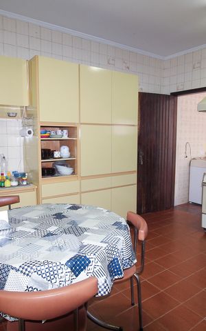 Casa à venda com 300m², 5 quartos e 4 vagas Casa à venda com 300m², 5 quartos e 4 vagasCozinha