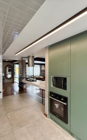 Casa de condomínio à venda com 350m², 4 quartos e 5 vagas Casa de condomínio à venda com 350m², 4 quartos e 5 vagasCozinha