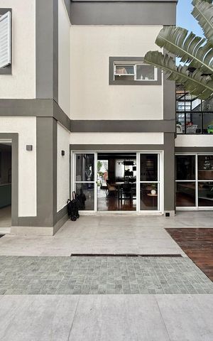 Casa de condomínio à venda com 350m², 4 quartos e 5 vagas Casa de condomínio à venda com 350m², 4 quartos e 5 vagasQuintal