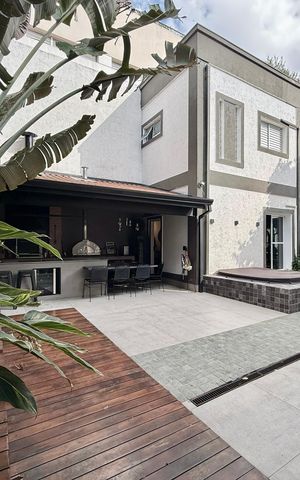 Casa de condomínio à venda com 350m², 4 quartos e 5 vagas Casa de condomínio à venda com 350m², 4 quartos e 5 vagasQuintal