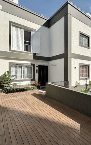 Casa de condomínio à venda com 350m², 4 quartos e 5 vagas Casa de condomínio à venda com 350m², 4 quartos e 5 vagasVaranda