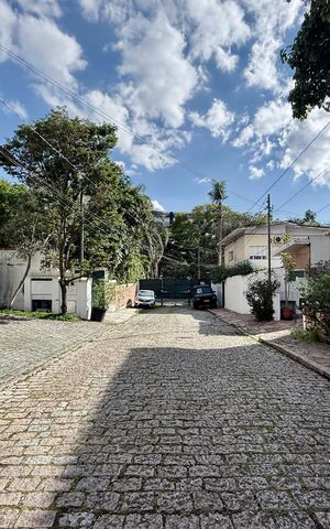 Casa de condomínio à venda com 350m², 4 quartos e 5 vagas Casa de condomínio à venda com 350m², 4 quartos e 5 vagasEntrada Condomínio