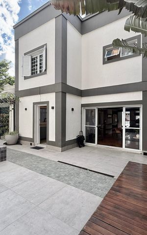 Casa de condomínio à venda com 350m², 4 quartos e 5 vagas Casa de condomínio à venda com 350m², 4 quartos e 5 vagasQuintal