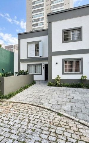 Casa de condomínio à venda com 350m², 4 quartos e 5 vagas Casa de condomínio à venda com 350m², 4 quartos e 5 vagasFechada Casa