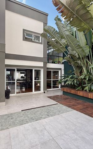 Casa de condomínio à venda com 350m², 4 quartos e 5 vagas Casa de condomínio à venda com 350m², 4 quartos e 5 vagasQuintal
