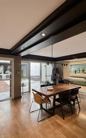 Casa de condomínio à venda com 350m², 4 quartos e 5 vagas Casa de condomínio à venda com 350m², 4 quartos e 5 vagasSala