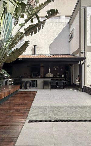 Casa de condomínio à venda com 350m², 4 quartos e 5 vagas Casa de condomínio à venda com 350m², 4 quartos e 5 vagasQuintal