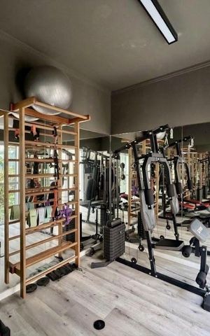 Casa de condomínio à venda com 350m², 4 quartos e 5 vagas Casa de condomínio à venda com 350m², 4 quartos e 5 vagasAcademia