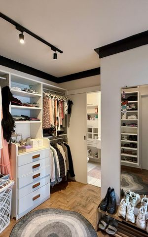 Casa de condomínio à venda com 350m², 4 quartos e 5 vagas Casa de condomínio à venda com 350m², 4 quartos e 5 vagasCloset 1 Suíte 3 Master