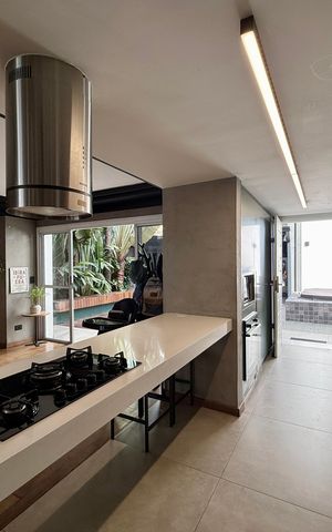 Casa de condomínio à venda com 350m², 4 quartos e 5 vagas Casa de condomínio à venda com 350m², 4 quartos e 5 vagasCozinha
