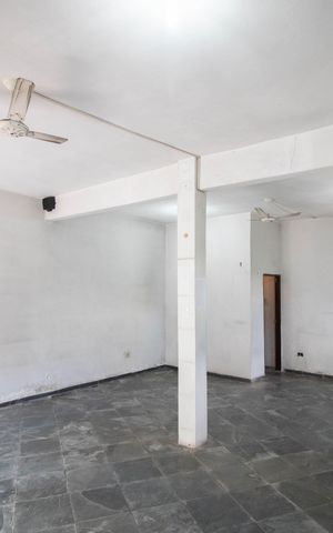 Casa à venda com 300m², 2 quartos e 6 vagas Casa à venda com 300m², 2 quartos e 6 vagasSalão comercial