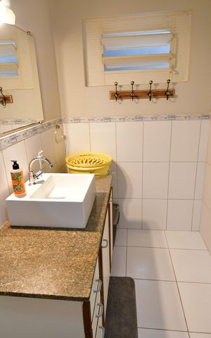 Casa de condomínio à venda com 172m², 3 quartos e 4 vagasBanheiro Suíte
