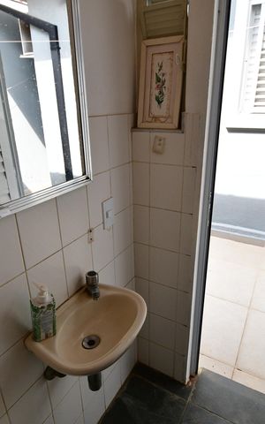 Casa de condomínio à venda com 172m², 3 quartos e 4 vagasBanheiro de serviço