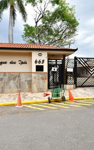 Casa de condomínio à venda com 172m², 3 quartos e 4 vagasFachada e portariav / Placa