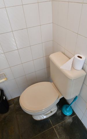 Casa de condomínio à venda com 172m², 3 quartos e 4 vagasBanheiro de serviço