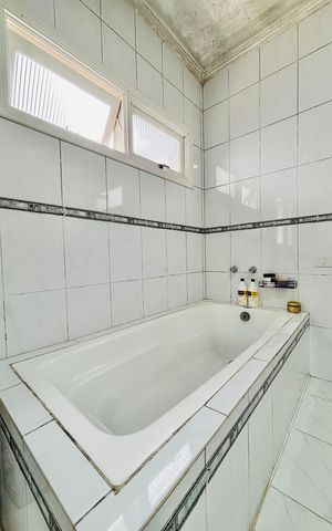 Casa de condomínio à venda com 380m², 4 quartos e 2 vagas Casa de condomínio à venda com 380m², 4 quartos e 2 vagasBanheiro da Suíte