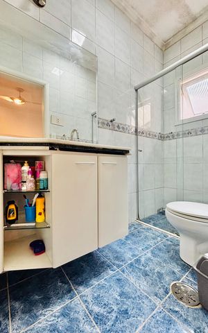 Casa de condomínio à venda com 380m², 4 quartos e 2 vagas Casa de condomínio à venda com 380m², 4 quartos e 2 vagasBanheiro da Suíte 2