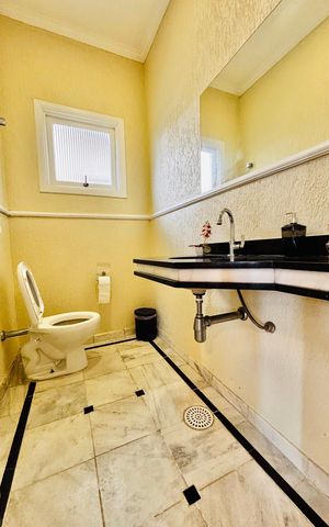 Casa de condomínio à venda com 380m², 4 quartos e 2 vagas Casa de condomínio à venda com 380m², 4 quartos e 2 vagasLavabo