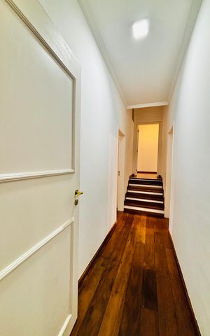 Casa de condomínio à venda com 380m², 4 quartos e 2 vagas Casa de condomínio à venda com 380m², 4 quartos e 2 vagasCorredor das suítes