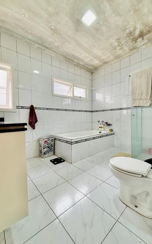 Casa de condomínio à venda com 380m², 4 quartos e 2 vagas Casa de condomínio à venda com 380m², 4 quartos e 2 vagasBanheiro da Suíte 1