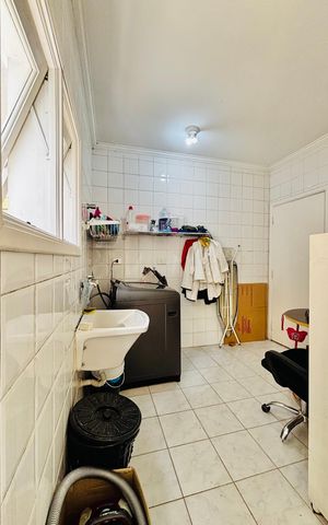 Casa de condomínio à venda com 380m², 4 quartos e 2 vagas Casa de condomínio à venda com 380m², 4 quartos e 2 vagasLavandeira